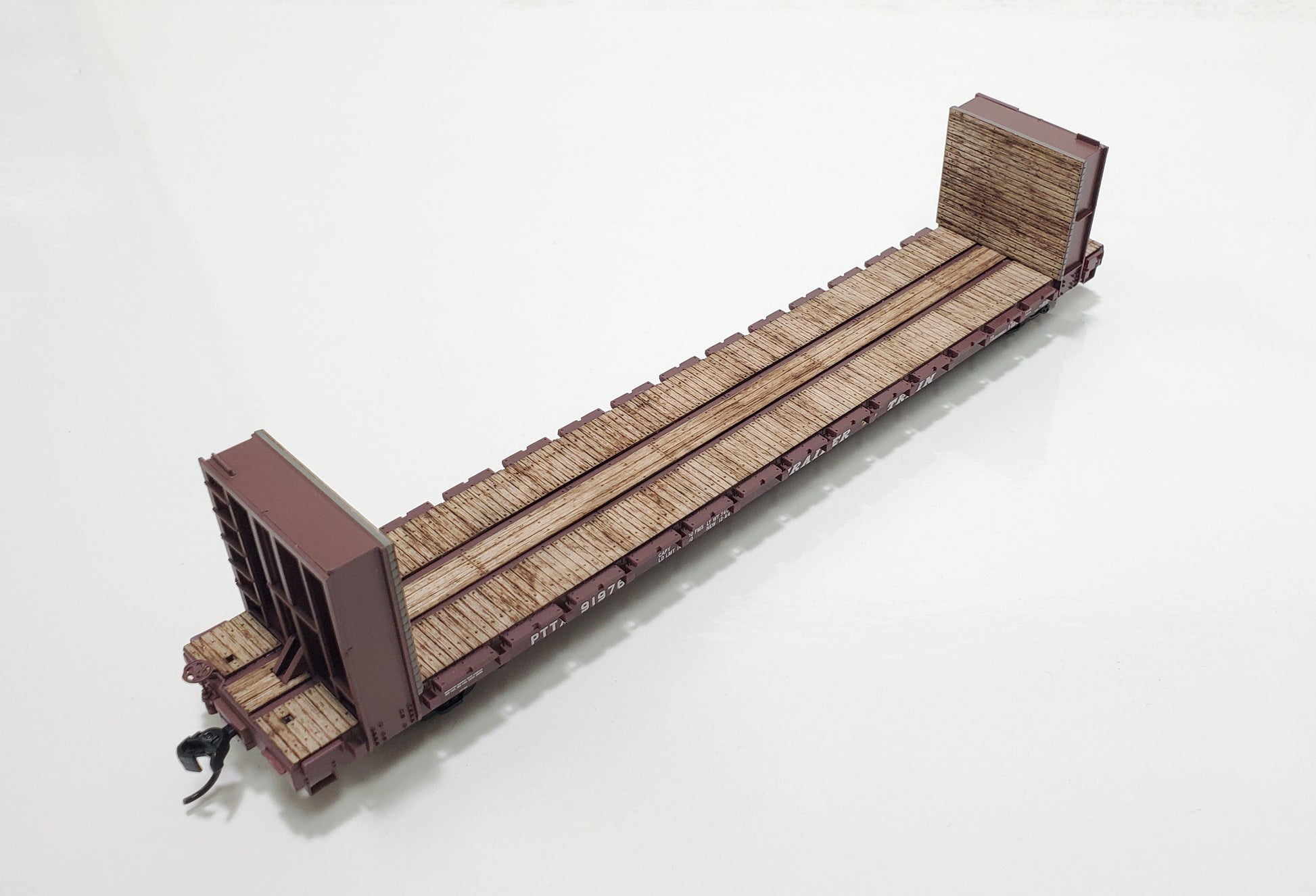 HO Walthers 60ft P-S BULKHEAD Wood Flat Car Deck - model number 910-5848 - ITLA