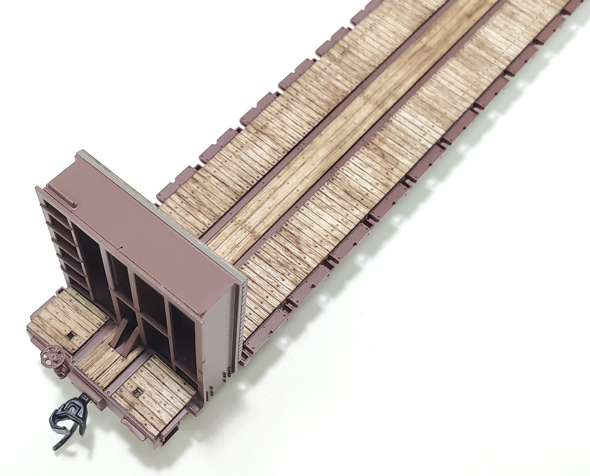 HO Walthers 60ft P-S BULKHEAD Wood Flat Car Deck - model number 910-5848 - ITLA