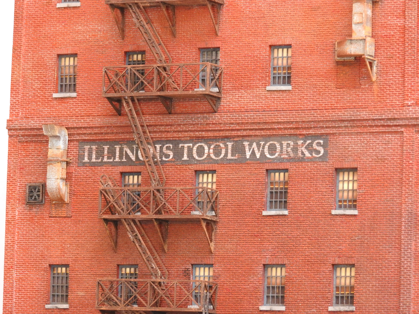 HO Building "D" Bundle Kit - Wedge Shaped Background Structure - ITLA