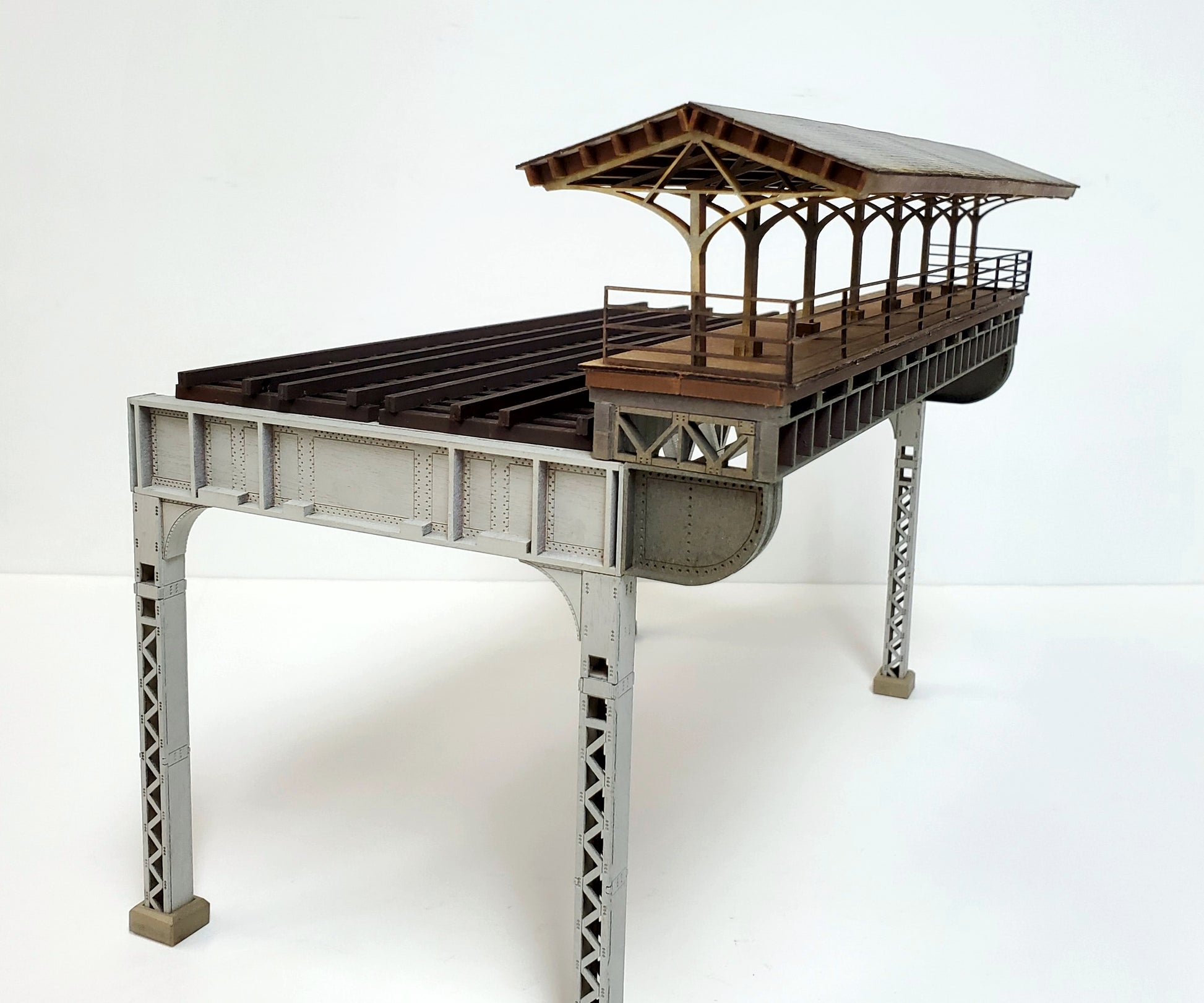 HO/N - Elevated Gabled Roof Station Platform - ITLA