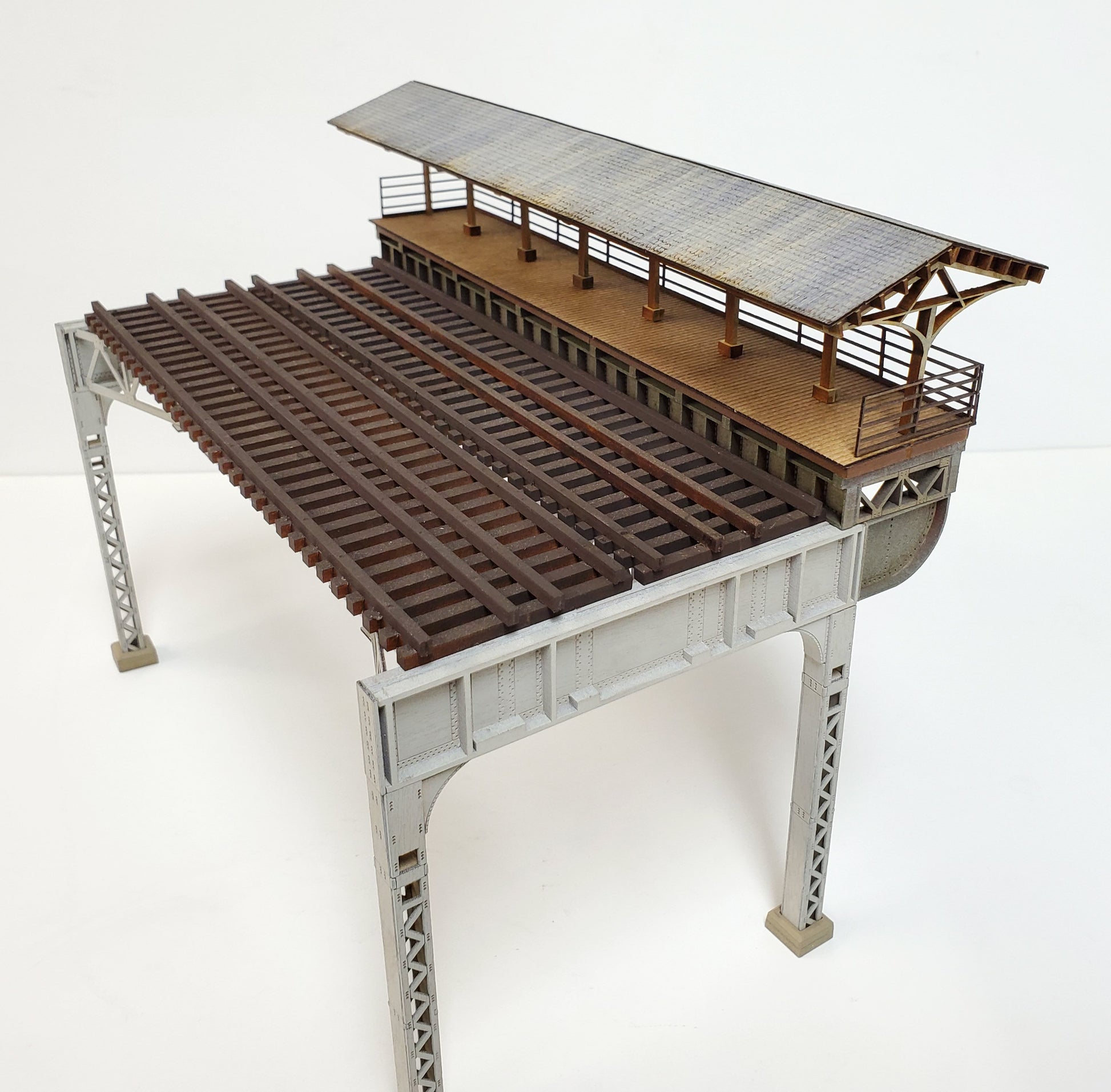 HO/N - Elevated Gabled Roof Station Platform - ITLA