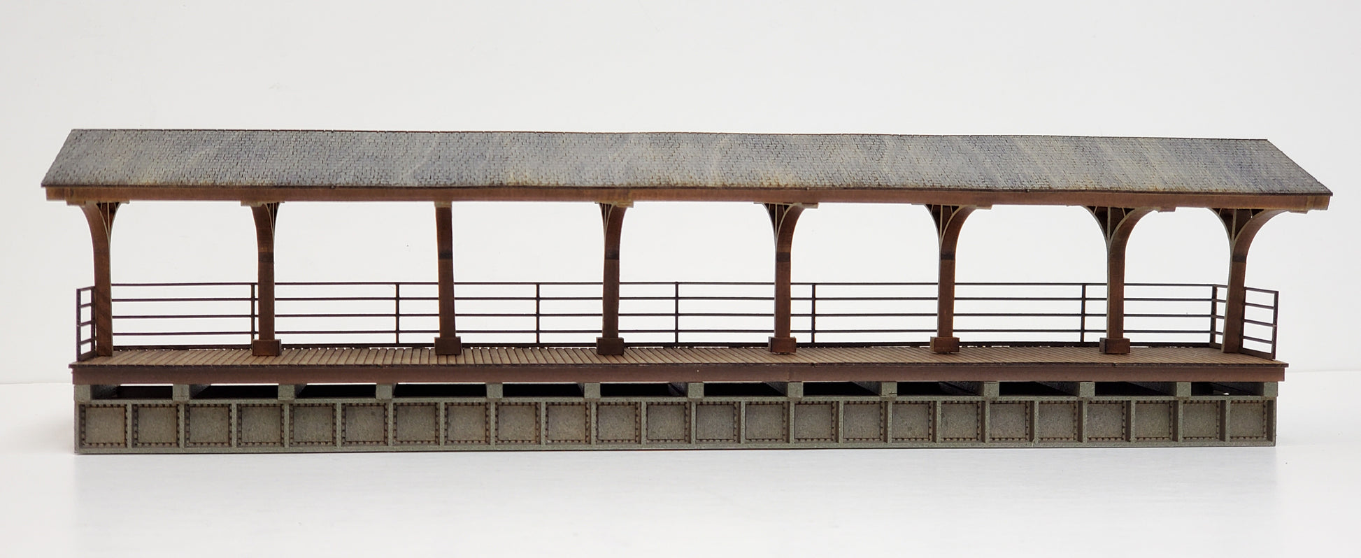 HO/N - Elevated Gabled Roof Station Platform - ITLA